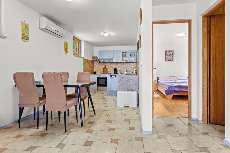 Apartment (A1) | Private kitchen | Fridge, oven, stovetop, espresso maker