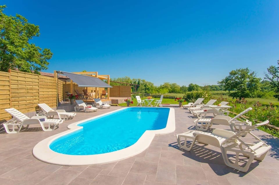 Outdoor pool, pool umbrellas, sun loungers