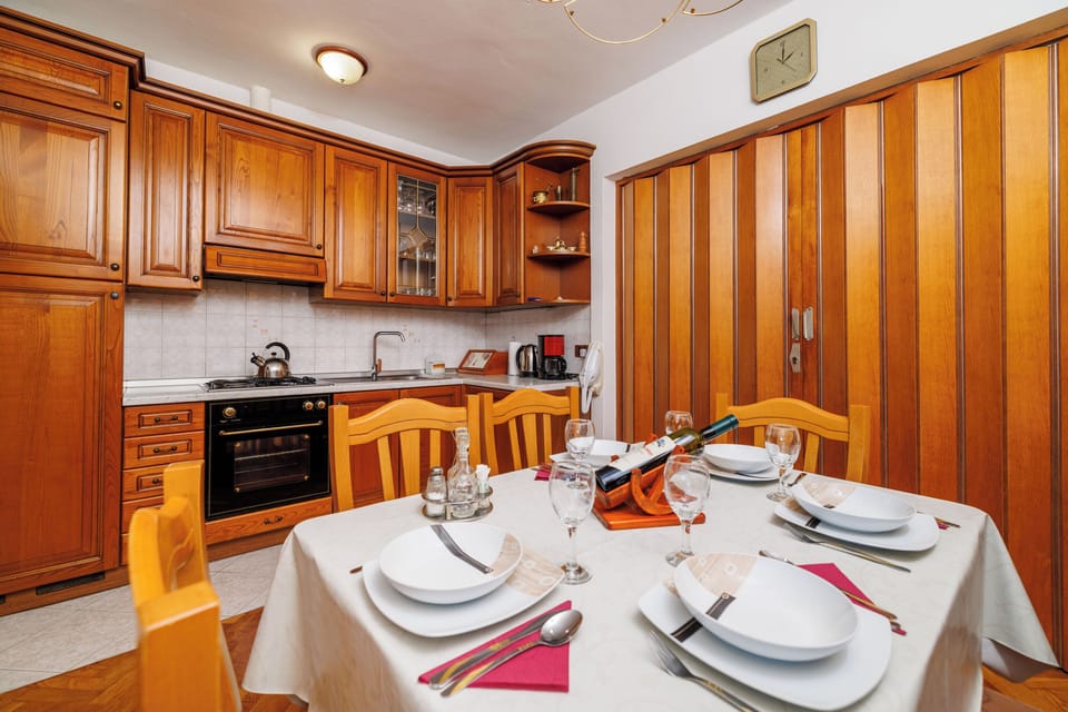 Apartment (A1) | Private kitchen | Espresso maker, fridge, oven, stovetop