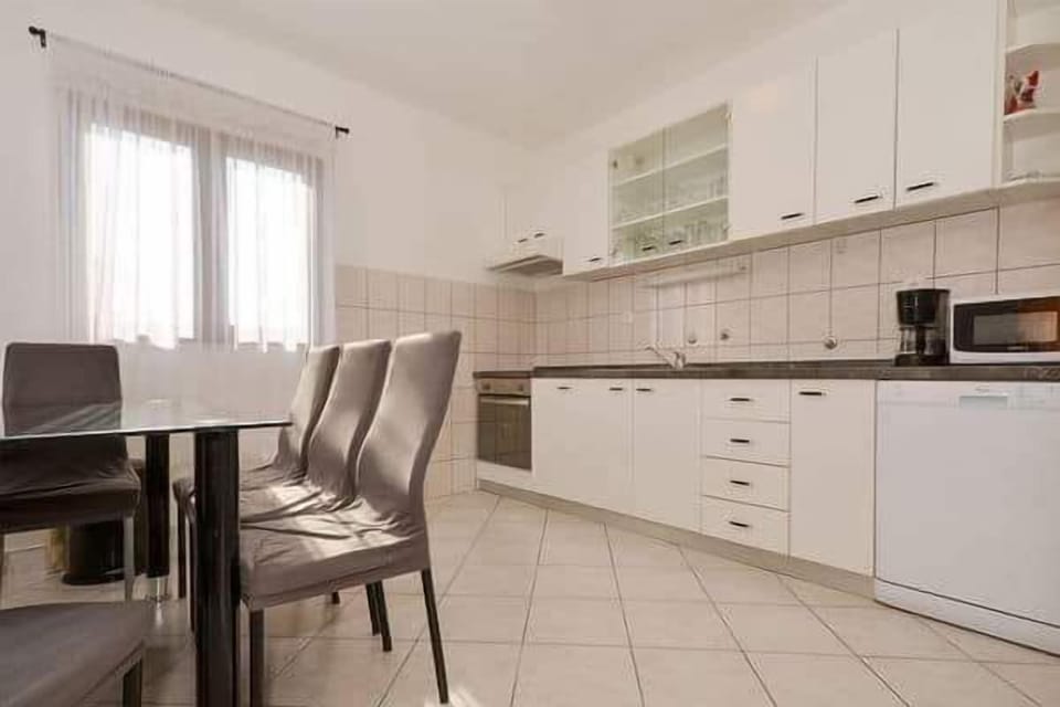 House | Private kitchen | Fridge, microwave, oven, stovetop