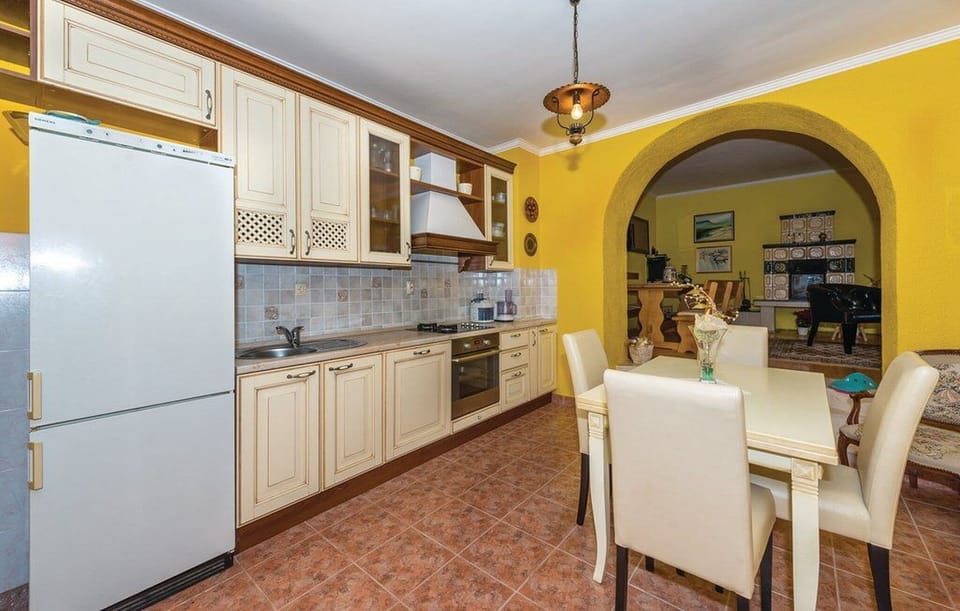 House | Private kitchen | Fridge, microwave, oven, stovetop