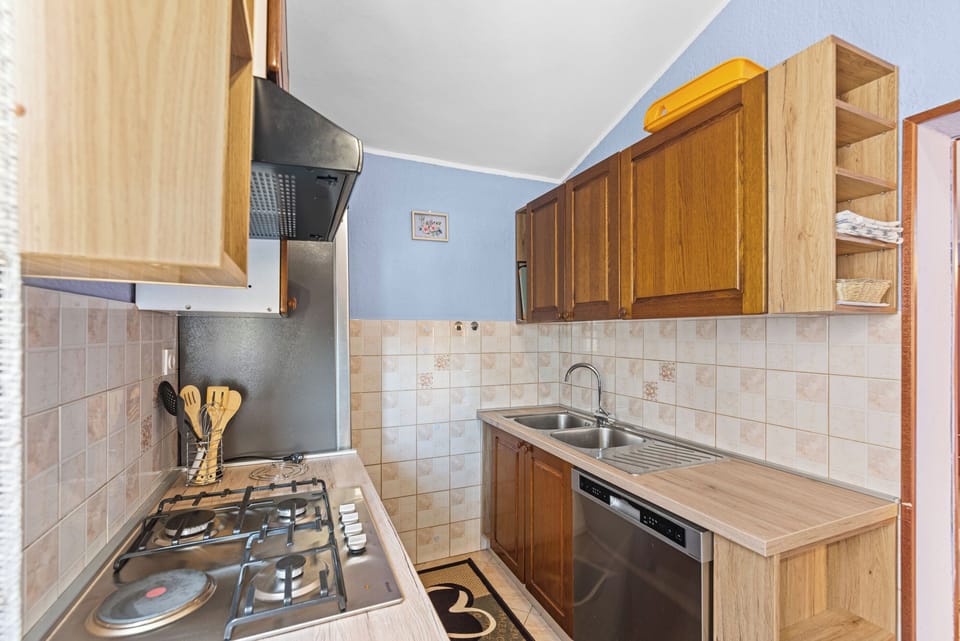 House | Private kitchen | Fridge, microwave, oven, stovetop