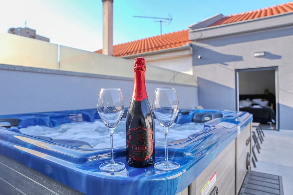 Apartment (A1) | Outdoor spa tub