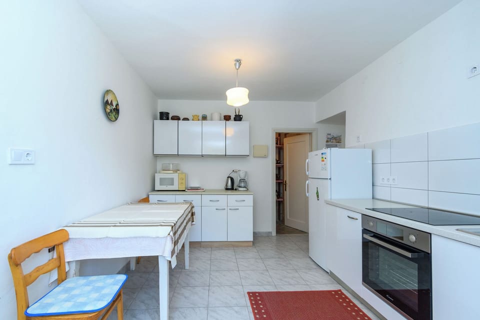 House | Private kitchen | Fridge, microwave, oven, stovetop