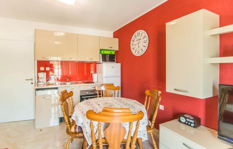 Apartment (A1) | Private kitchen | Fridge, microwave, oven, stovetop