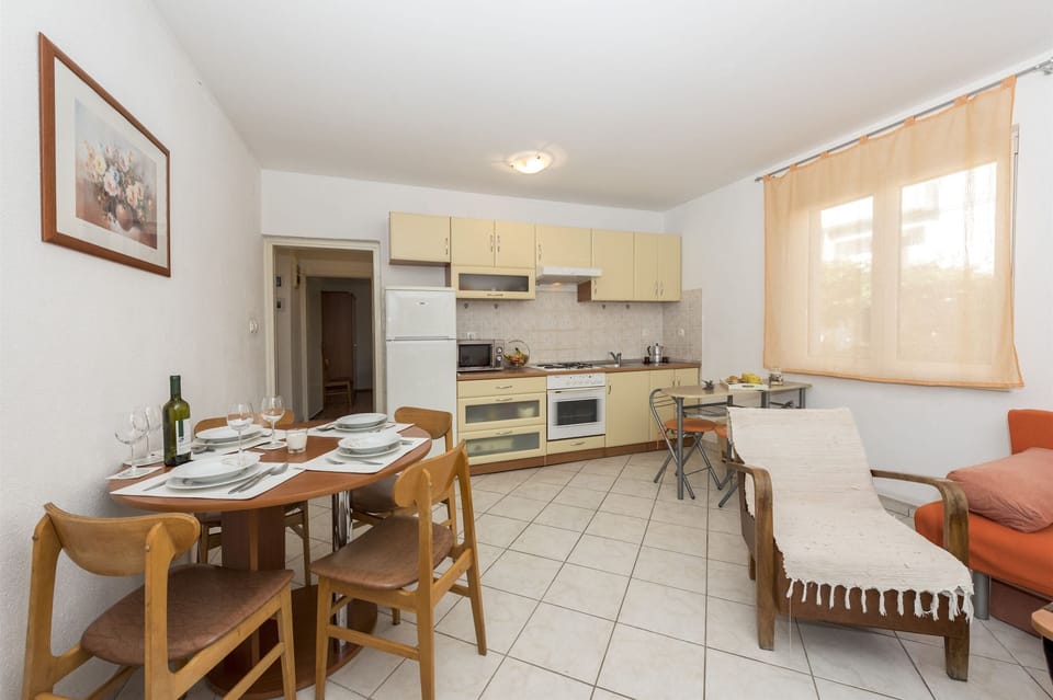 Apartment (A1) | Private kitchen | Fridge, microwave, oven, stovetop