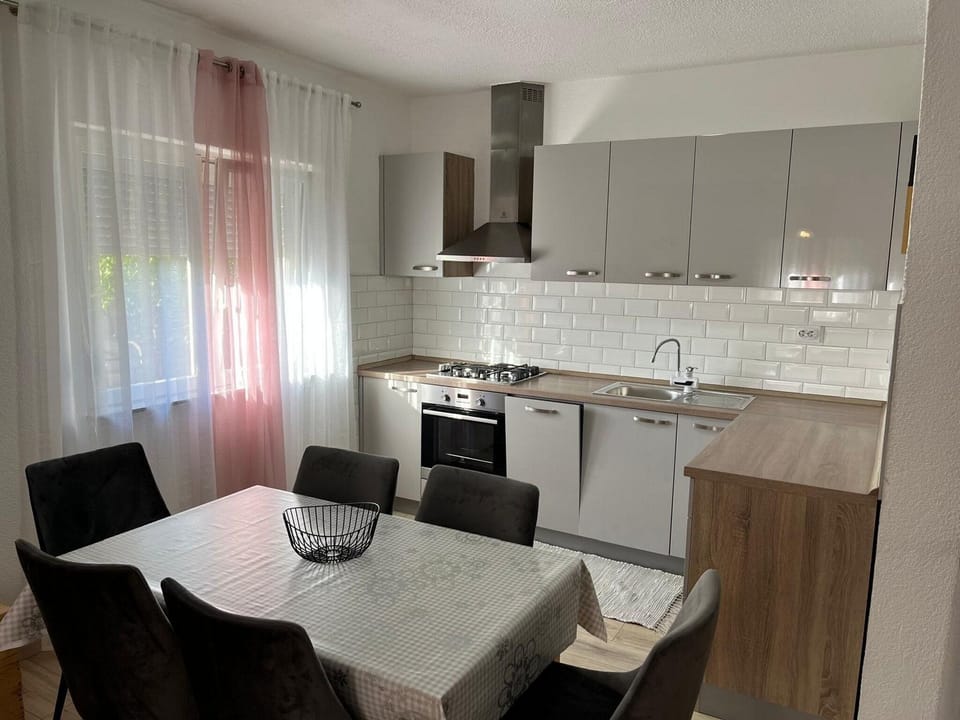 House | Private kitchen | Fridge, microwave, oven, stovetop