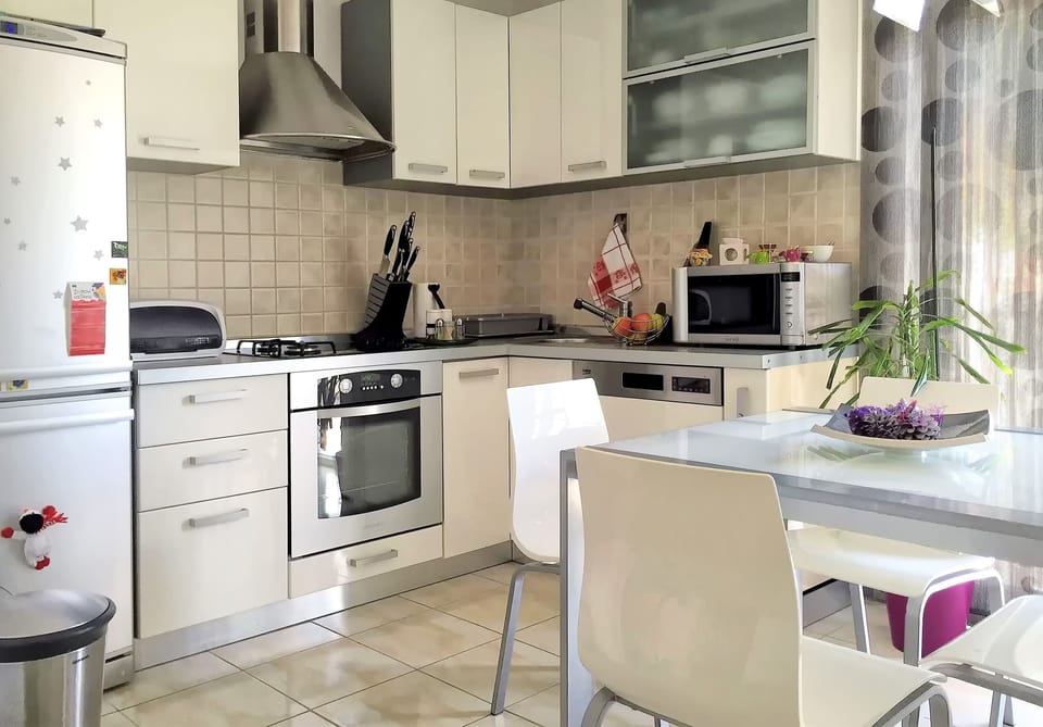 Apartment (A1) | Private kitchen | Fridge, microwave, oven, stovetop
