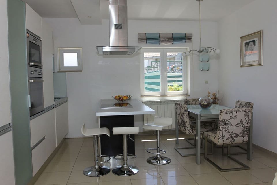 Apartment (A1) | Dining