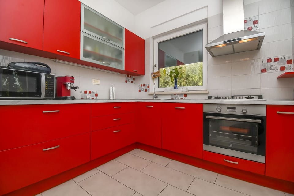 House | Private kitchen | Fridge, microwave, oven, stovetop