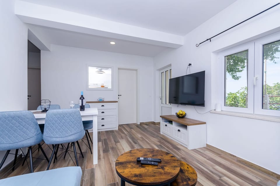 House | Living room | Smart TV, Netflix