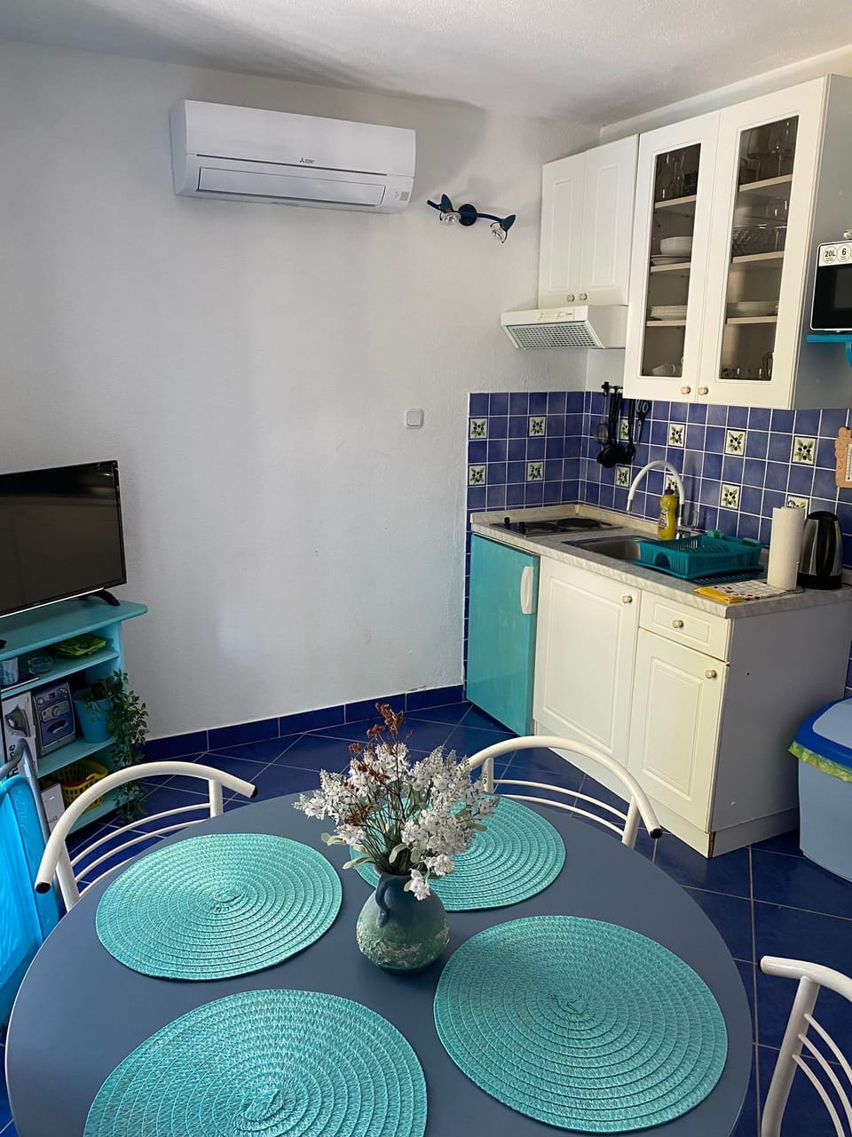 Apartment (A2) | Private kitchen | Fridge, stovetop, cookware/dishes/utensils, freezer