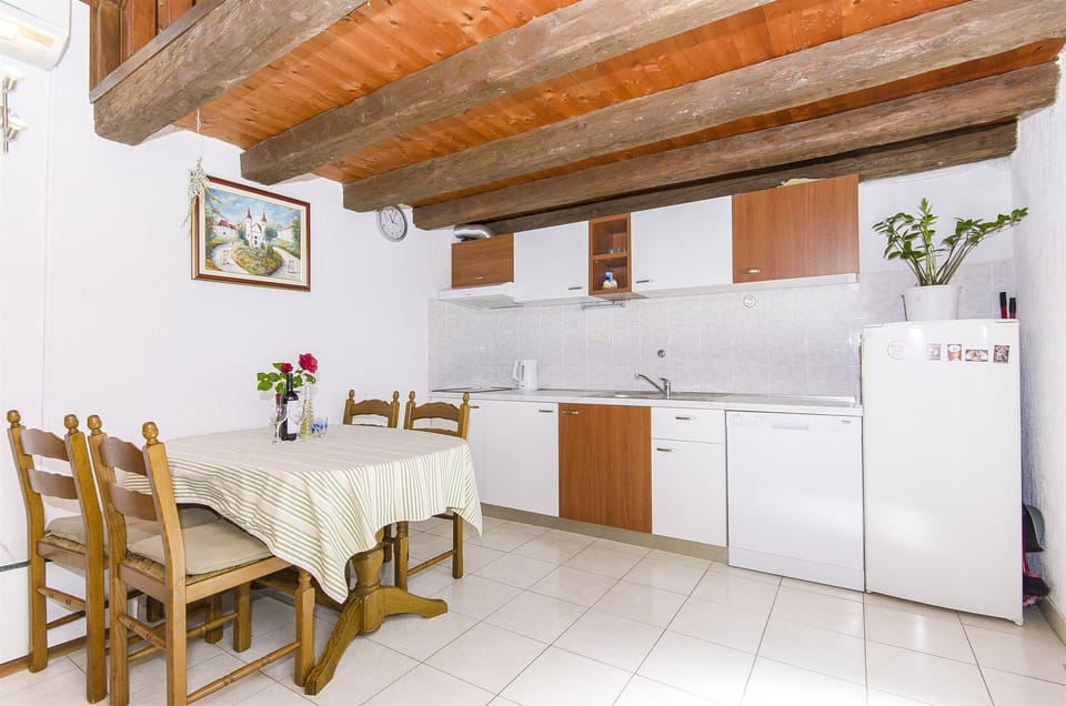 House | Private kitchen | Fridge, oven, stovetop, dishwasher