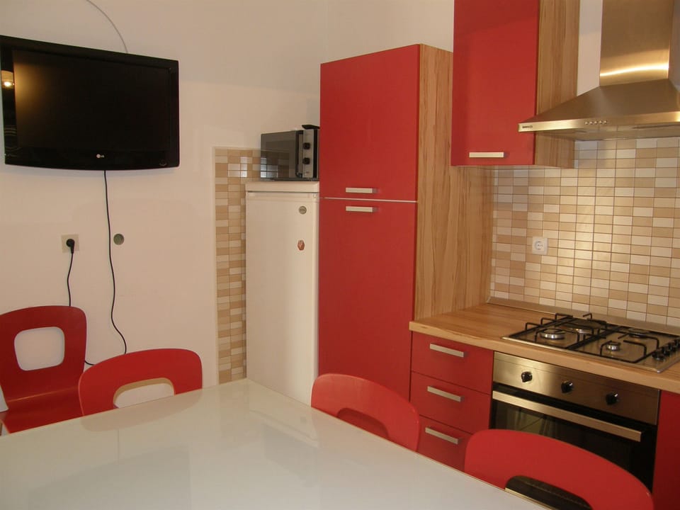 Apartment (A1) | Private kitchen | Fridge, oven, stovetop, electric kettle