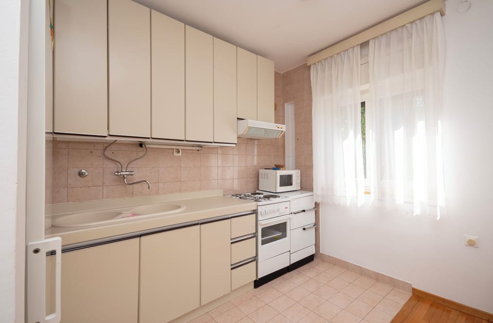 Apartment (A1) | Private kitchen | Fridge, oven, stovetop, cookware/dishes/utensils