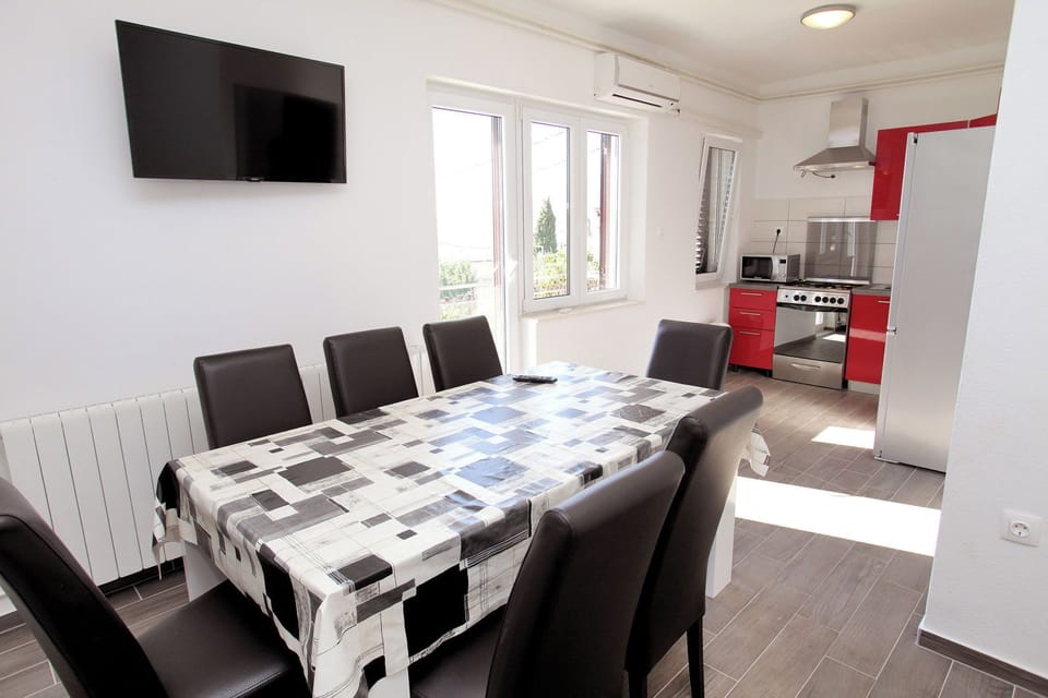 Apartment (A1) | Private kitchen | Mini-fridge, oven, stovetop, electric kettle