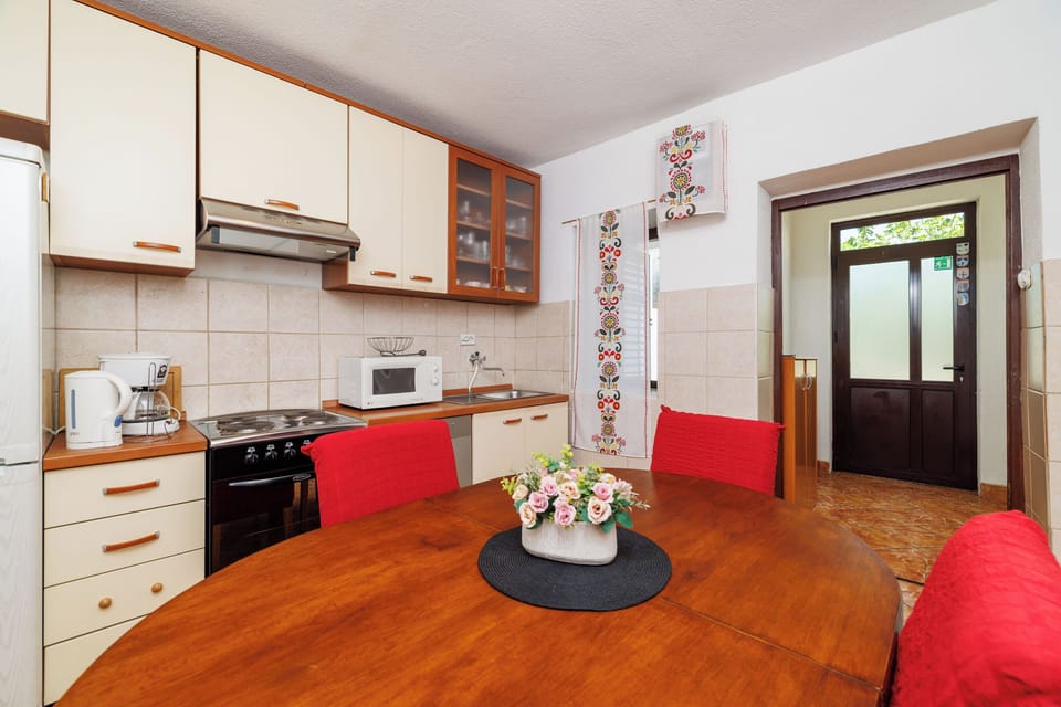 Apartment (A1) | Private kitchen | Fridge, microwave, oven, stovetop