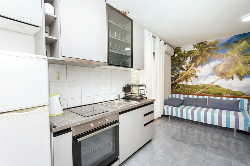 Apartment (A1) | Private kitchen | Fridge, oven, stovetop, espresso maker