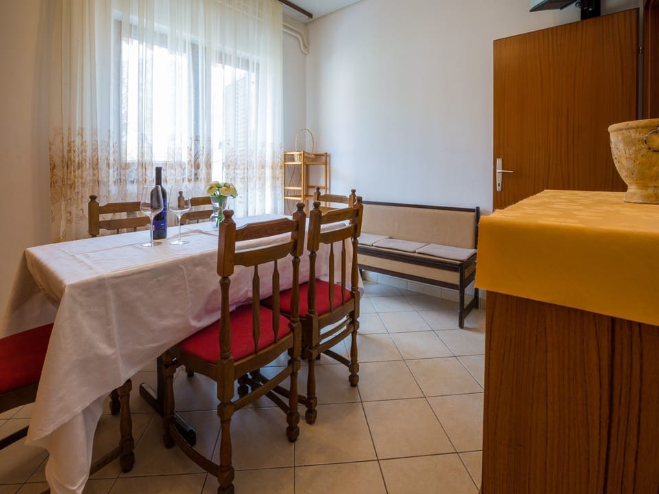 Apartment (A1) | Dining