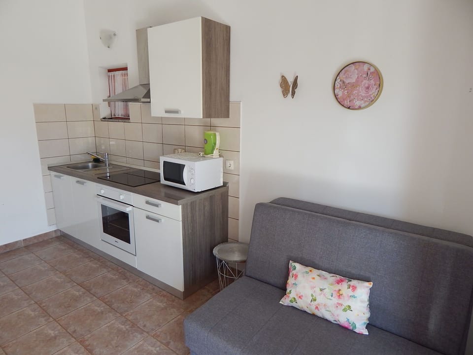 Apartment (A1) | Private kitchen | Espresso maker, fridge, oven, stovetop