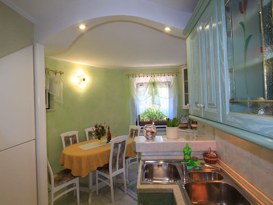 Apartment (A1) | Private kitchen | Fridge, microwave, oven, stovetop