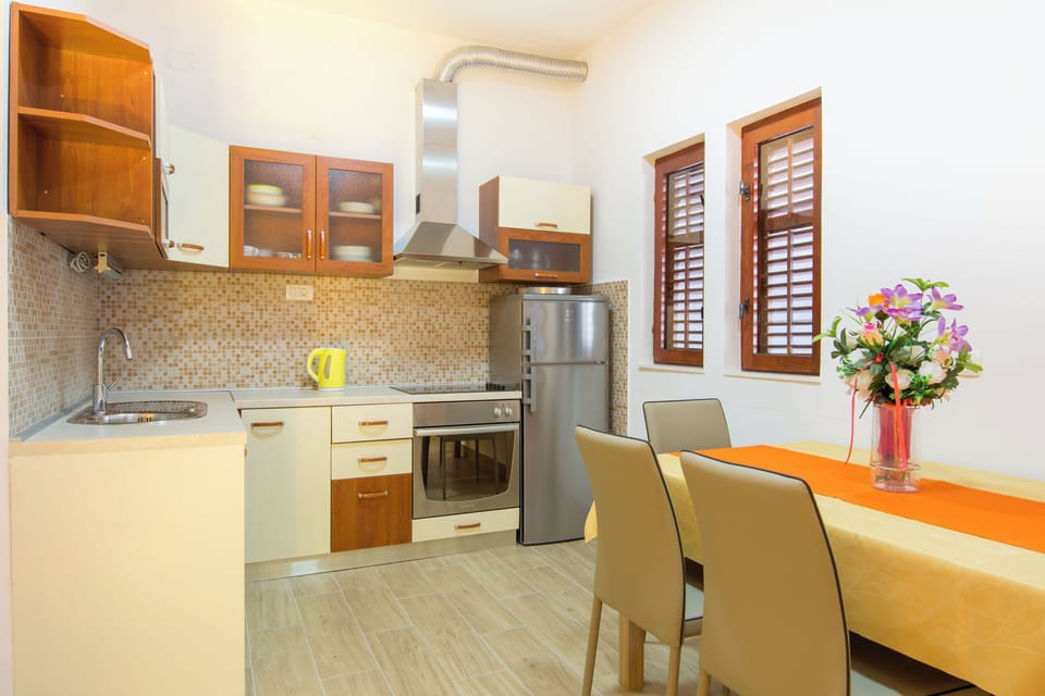 Studio (A1) | Private kitchen | Fridge, oven, stovetop, electric kettle