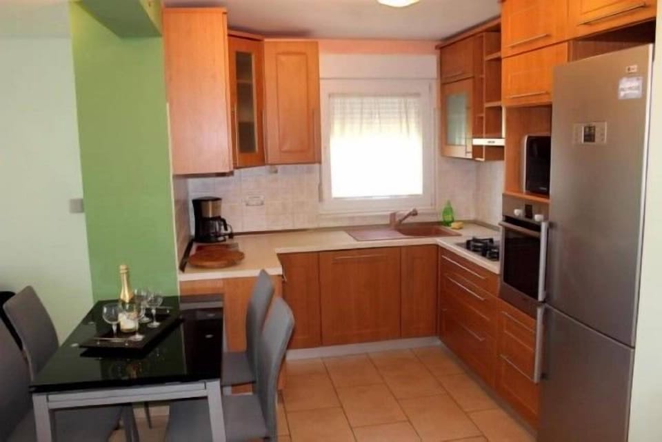 Apartment (A1) | Private kitchen | Fridge, microwave, oven, stovetop
