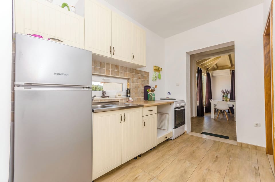 House | Private kitchen | Fridge, microwave, oven, stovetop