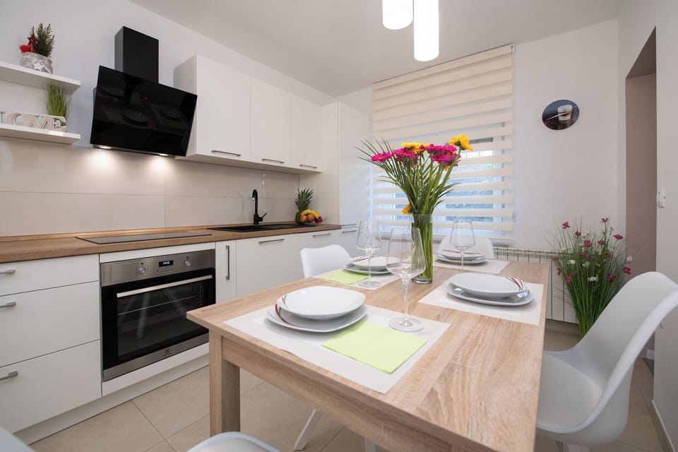 Apartment (A1) | Private kitchen | Fridge, microwave, oven, stovetop