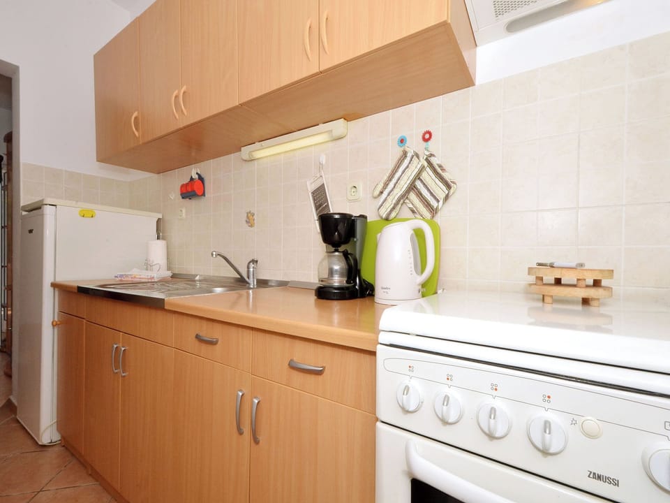 Apartment (A1) | Private kitchen | Fridge, oven, stovetop, espresso maker