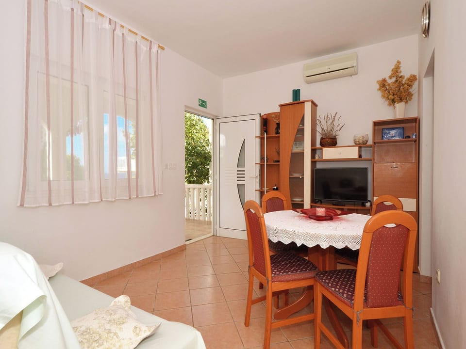 Apartment (A1) | Dining