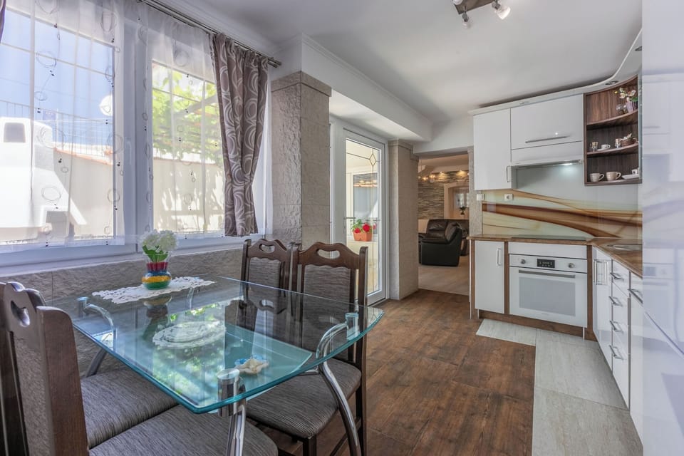 House | Private kitchen | Fridge, microwave, oven, stovetop