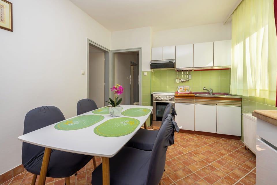 Apartment (A1) | Private kitchen | Fridge, oven, stovetop, espresso maker