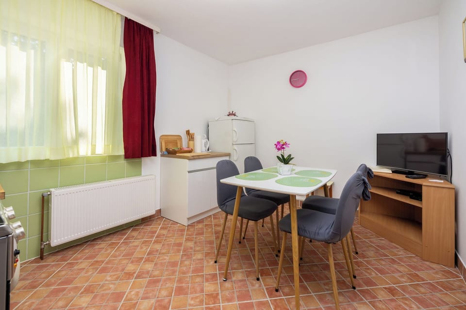 Apartment (A1) | Private kitchen | Fridge, oven, stovetop, espresso maker