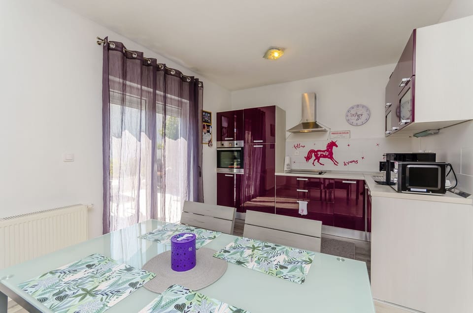 House | Private kitchen | Fridge, microwave, oven, stovetop