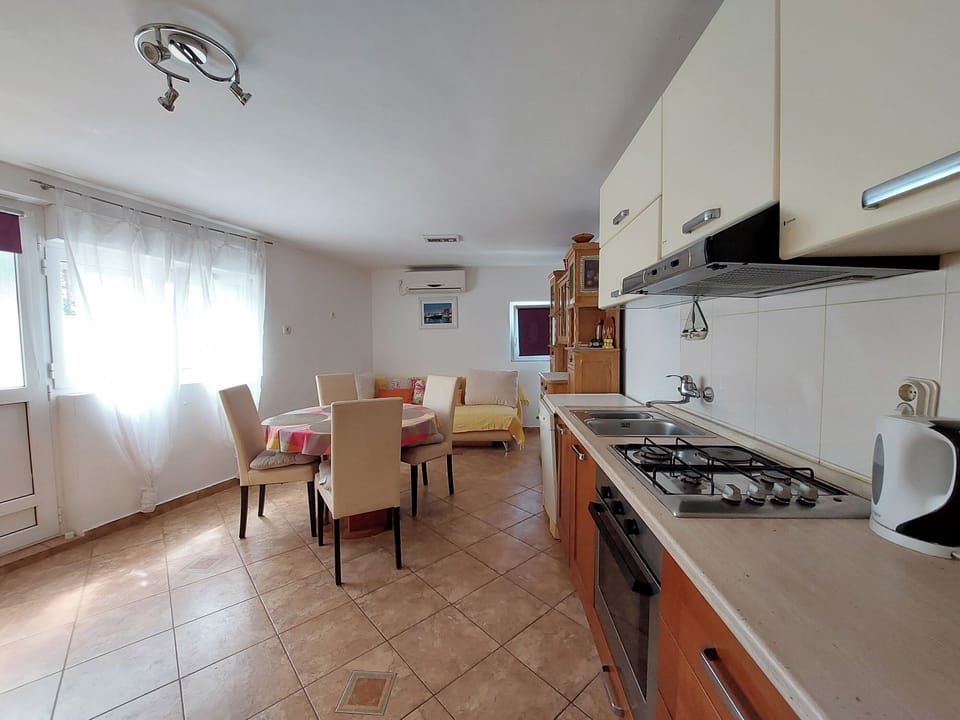 Apartment (A1) | Private kitchen | Fridge, oven, stovetop, dishwasher
