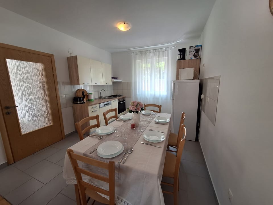 House | Private kitchen | Fridge, microwave, oven, stovetop
