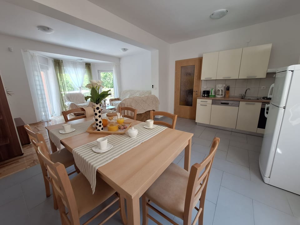 House | Private kitchen | Fridge, microwave, oven, stovetop