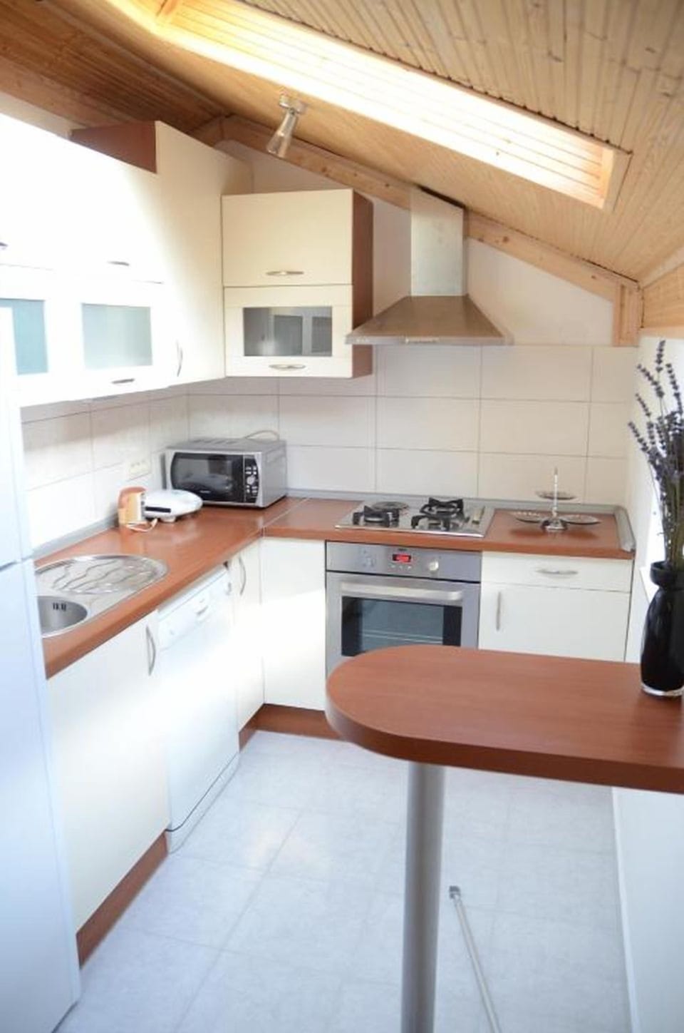 House | Private kitchen | Fridge, microwave, oven, stovetop