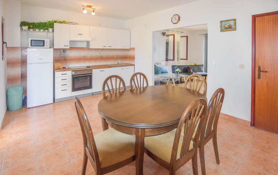 House | Private kitchen | Fridge, microwave, oven, stovetop