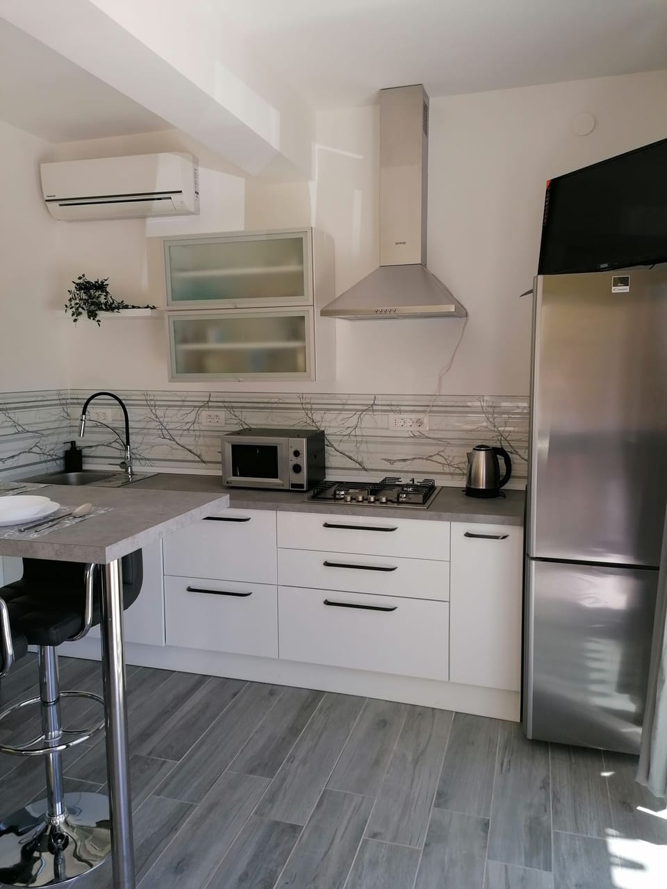Apartment (A1) | Private kitchen | Fridge, microwave, stovetop, dishwasher