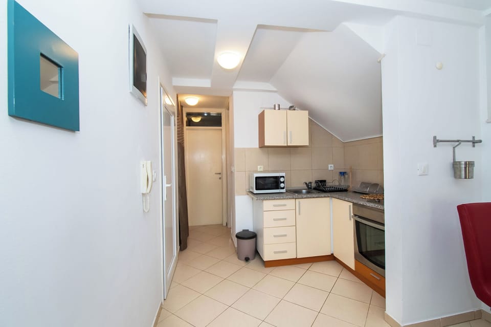Apartment (A1) | Private kitchen | Microwave, oven, stovetop, espresso maker