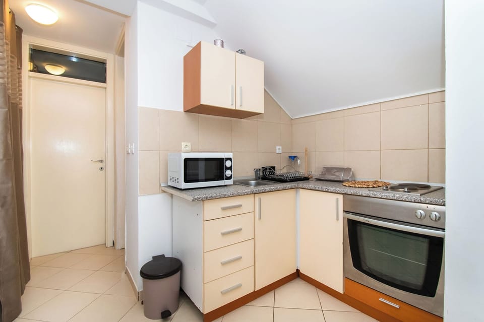 Apartment (A1) | Private kitchen | Microwave, oven, stovetop, espresso maker