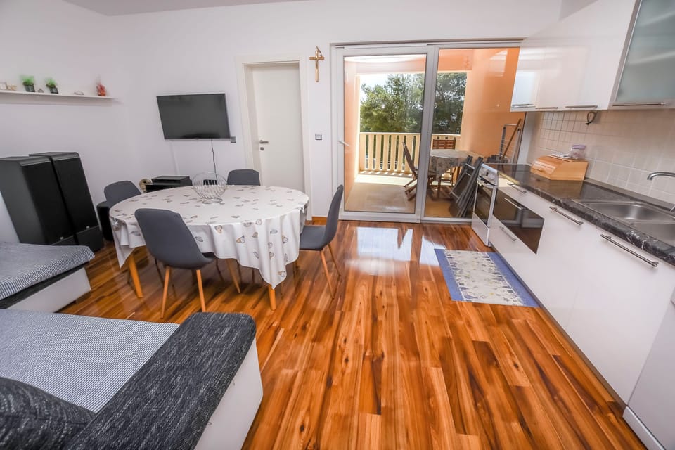 Apartment (A1) | Private kitchen | Fridge, oven, stovetop, dishwasher