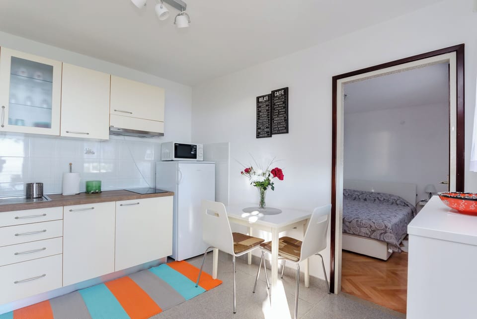 House | Private kitchen | Fridge, microwave, stovetop, electric kettle