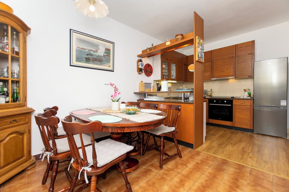 Apartment (A1) | Private kitchen | Fridge, microwave, oven, stovetop