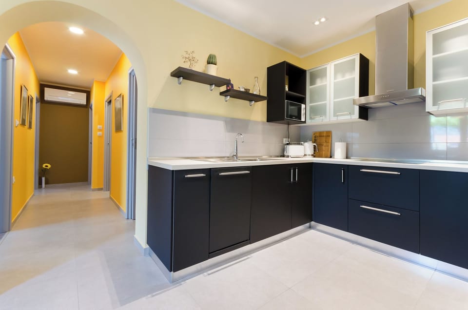 House | Private kitchen | Oven, electric kettle, toaster