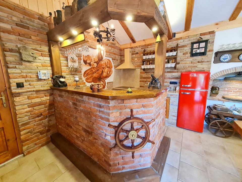 House | Private kitchen | Fridge, microwave, oven, stovetop