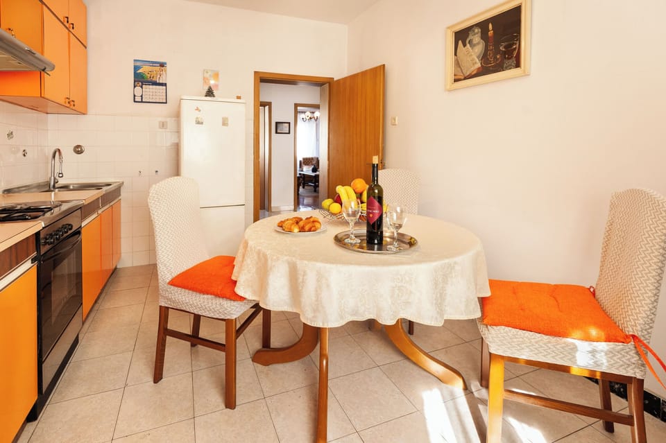 Apartment (A1) | Private kitchen | Fridge, oven, stovetop, dishwasher