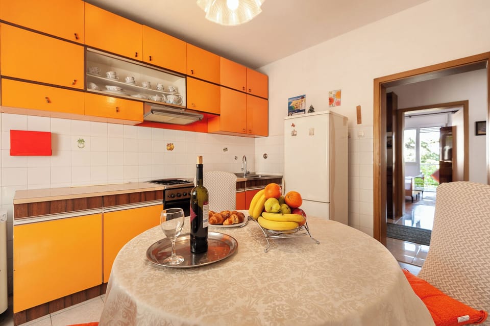 Apartment (A1) | Private kitchen | Fridge, oven, stovetop, dishwasher